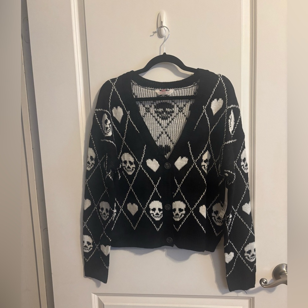 No Boundaries Skull & Heart Sweater — Brand New (XL)